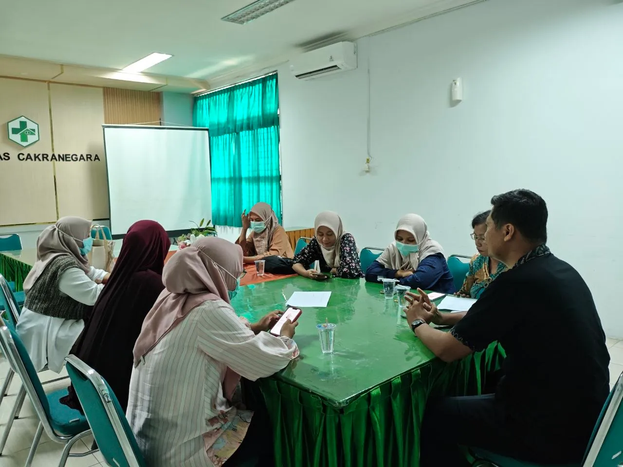 Pertemuan di ruang rapat Puskesmas Cakranegara