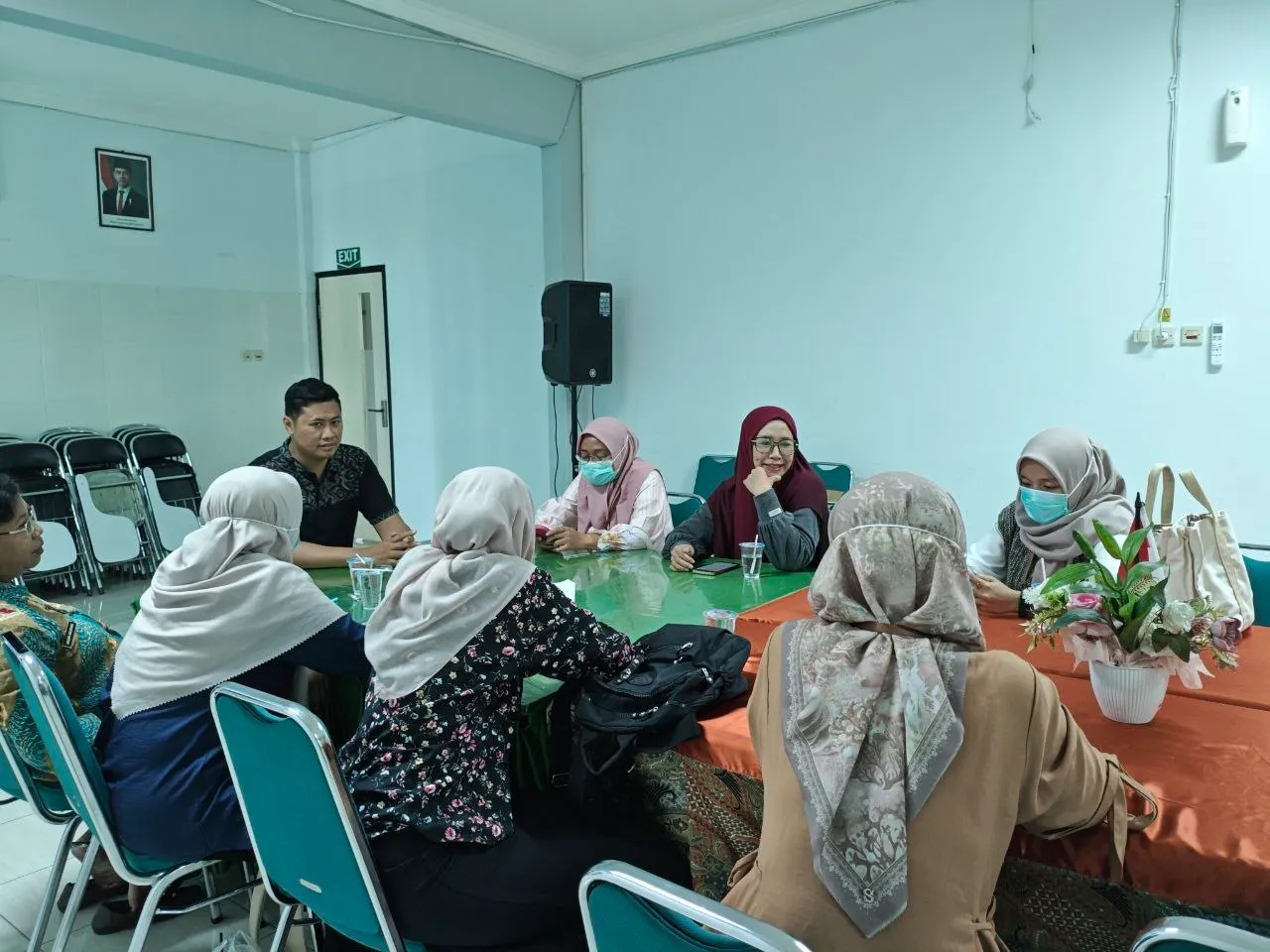 Peserta pertemuan berdiskusi di ruang rapat